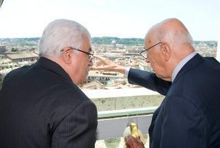 Il Presidente Giorgio Napolitano con il Presidente dell'Autorità Nazionale Palestinese Mahmud Abbas poco prima della colazione offerta al Belvedere del Torrino del Palazzo del Quirinale