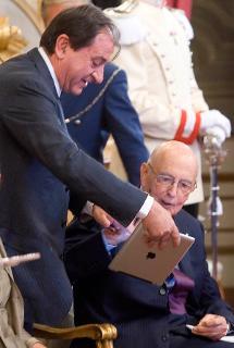 Il Presidente della Repubblica Giorgio Napolitano assistito dal Consigliere per la Stampa Pasquale Cascella avvia la diretta streaming della cerimonia del &quot;Ventaglio&quot;