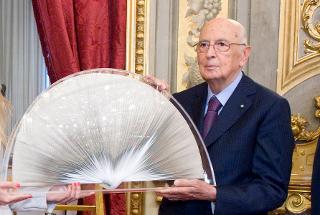 Il Presidente Giorgio Napolitano mostra il &quot;Ventaglio&quot; ricevuto dall'Associazione Stampa Parlamentare, in occasione del consueto incontro estivo