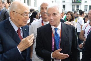 Il Presidente Napolitano con Raffaele Pagnozzi, Segretario generale del CONI, al Villaggio Olimpico a Londra