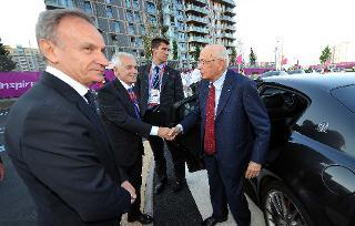 Il Presidente Napolitano accolto, al suo arrivo al Villaggio Olimpico di Londra, dal Presidente e dal Segretario generale del Coni, Petrucci e Pagnozzi.