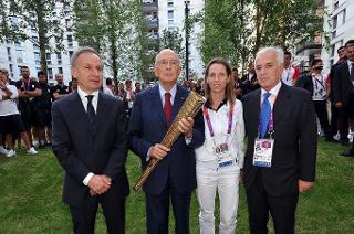 Il Presidente Napolitano riceve la torcia olimpica da Valentina Vezzali, portabandiera della nazionale azzurra