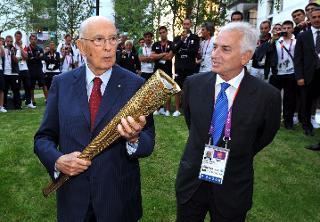 Il Presidente Napolitano con la torcia olimpica, insieme al Segretario generale del Coni Raffaele Pagnozzi