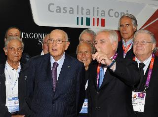 Il Presidente Napolitano durante la visita a Casa Italia