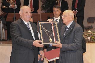 Il Presidente Giorgio Napolitano riceve l'onorificenza del Grand'Ordine di merito della Provincia autonoma di Bolzano da parte del Presidente della Provincia Autonoma di Bolzano, Luis Durnwalder