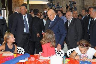 Il Presidente Giorgio Napolitano nel corso della visita alla XIII Mostra Internazionale di Architettura dal titolo &quot;Common Ground&quot; saluta alcuni bambini