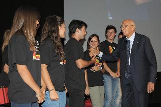 Il Presidente Giorgio Napolitano saluta alcuni ragazzi presenti al Convegno promosso dalla Fondazione &quot;Gianni Pellicani&quot;