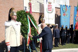 Il Presidente Giorgio Napolitano depone una corona d'alloro davanti alla lapide commemorativa dei Caduti di Porta San Paolo in occasione del 69° anniversario della Difesa di Roma