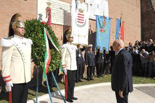 Il Presidente Giorgio Napolitano durante la deposizione di una corona d'alloro davanti alla lapide commemorativa dei Caduti di Porta San Paolo