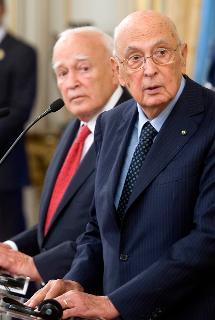 Il Presidente Giorgio Napolitano e S.E. Karolos Papoulias, Presidente della Repubblica Ellenica, nel corso delle dichiarazioni alla stampa