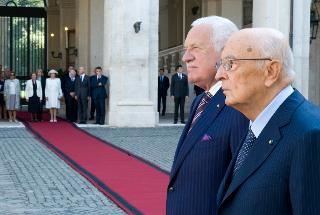 Il Presidente Giorgio Napolitano e S.E. Vaclav Klaus, Presidente della Repubblica Ceca, nel corso dell'esecuzione degli Innni nazionali, a sinistra le rispettive consorti