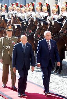 Il Presidente Giorgio Napolitano e S.E. Vaclav Klaus, Presidente della Repubblica Ceca, passano in rassegna il Reparto del Corazzieri