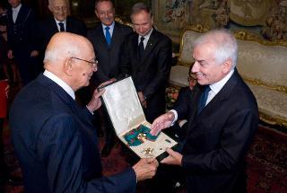 Il Presidente Giorgio Napolitano consegna l'Onorificenza di Cavaliere di Gran Croce dell'OMRI al Segretario generale del CONI Raffaele Pagnozzi