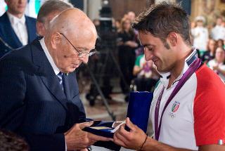 Il Presidente Giorgio Napolitano riceve una medaglia d'oro da Daniele Molmenti, Medaglia d'Oro nel K1 slalom a Londra