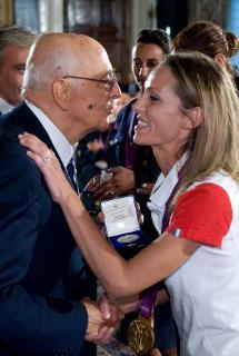 Il Presidente Giorgio Napolitano con l'Alfiere della squadra olimpica Valentina Vezzali