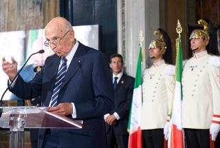 Il Presidente Giorgio Napolitano rivolge il suo indirizzo di saluto in occasione dell'incontro con gli atleti italiani che hanno partecipato ai Giochi Olimpici e Paralimpici di Londra 2012, a destra i Corazzieri con le Bandiere Nazionali firmate dai vincitori di medaglia