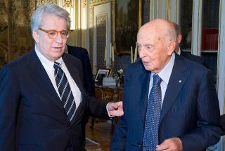 Il Presidente Giorgio Napolitano con Luigi Manconi, Presidente dell'Associazione &quot;A Buon Diritto Onlus&quot;, in occasione della presentazione del rapporto &quot;Lampedusa non è un'isola - Profughi e migranti alle porte dell'Italia&quot;
