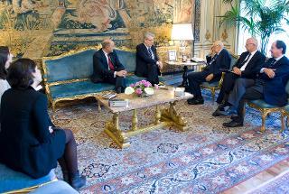 Il Presidente Giorgio Napolitano nel corso dell'incontro con una delegazione dell'Associazione &quot;A Buon Diritto Onlus&quot; in occasione della presentazione del rapporto &quot;Lampedusa non è un'isola - Profughi e migranti alle porte dell'Italia&quot;