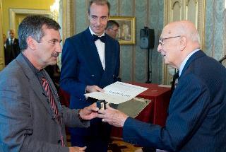 Il Presidente Giorgio Napolitano consegna l'Onorificenza di Commendatore dell'OMRI a Fernando Ferroni, Presidente dell'Istituto Nazionale di Fisica Nucleare
