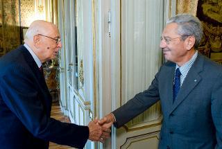 Il Presidente Giorgio Napolitano accoglie l'Avv. Ignazio Francesco Caramazza, Avvocato Generale dello Stato, in visita di congedo