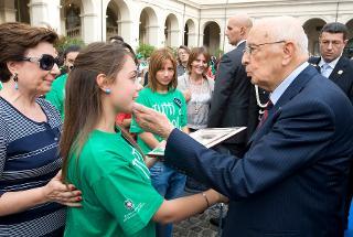 Il Presidente Giorgio Napolitano saluta i ragazzi della scuola &quot;Morvillo Falcone di Brindisi, in occasione della cerimonia di apertura dell'anno scolastico 2012-2013