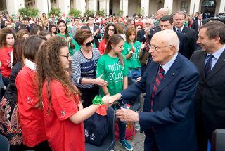 Il Presidente Giorgio Napolitano saluta i ragazzi delle scuole partecipanti alla cerimonia di apertura dell'anno scolastico 2012-2013