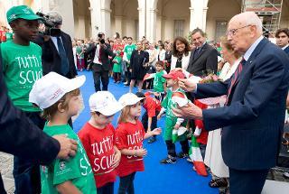 Il Presidente Giorgio Napolitano con alcuni studenti nel corso della cerimonia di apertura dell'anno scolastico 2012-2013