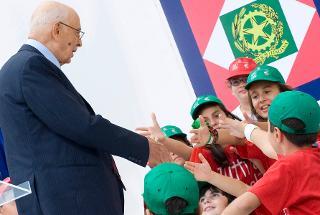 Il Presidente Giorgio Napolitano saluta gli studenti al termine del suo intervento alla cerimonia di apertura dell'anno scolastico 2012-2013