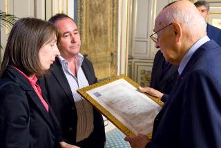 Il Presidente Giorgio Napolitano consegna ai genitori di Melissa Bassi un diploma alla memoria, a margine della cerimonia di apertura dell'anno scolastico 2012-2013