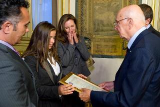 Il Presidente Giorgio Napolitano consegna ai famigliari di Raffaele Filogonio un diploma alla memoria, a margine della cerimonia di apertura dell'anno scolastico 2012-2013