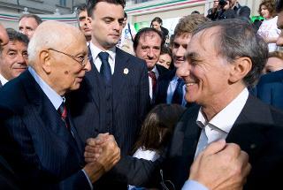 Il Presidente Giorgio Napolitano saluta Roberto Vecchioni, al termine della cerimonia di apertura dell'anno scolastico 2012-2013