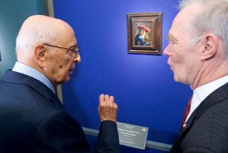 Il Presidente Giorgio Napolitano con a fianco il Prof. Arthur K. Wheellock, curatore della mostra, osserva l'opera di Johannes Vermeer &quot;Ragazza con cappello rosso&quot;