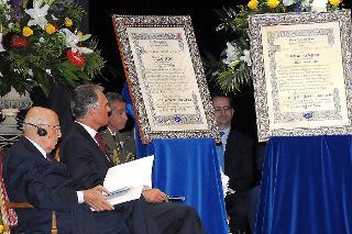 Il Presidente Giorgio Napolitano con il Presidente della Repubblica portoghese Annibal Cavaco Silva in occasione della cerimonia di conferimento del &quot;Premio Nueva Economia Forum 2012&quot;