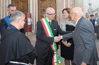 Il Presidente Giorgio Napolitano con il Sindaco di Assisi Ing. Claudio Ricci al suo arrivo al Sacro Convento di San Francesco