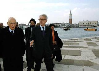 Il Presidente Giorgio Napolitano e la moglie Clio con Giovanni Bazoli giungono alla Fondazione Cini nell'isola di San Giorgio.