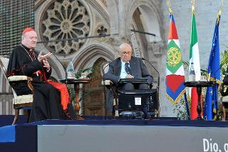 Il Presidente Giorgio Napolitano con S. Em. Rev.ma il Cardinale Gianfranco Ravasi al dialogo sul tema 'Dio, questo sconosciuto. Dialogo tra credenti e non credenti', 'Cortile dei gentili'