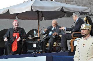 Il Presidente Giorgio Napolitano durante l'inaugurazione della multimediale francescana mediante l'attivazione di un dispositivo elettronico in occasione dell'incontro dal titolo :&quot;Dio, questo sconosciuto. Dialogo tra credenti e non credenti&quot;