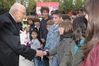 Il Presidente Giorgio Napolitano saluta un gruppo di bambini al suo arrivo all'Auditorium del Parco in occasione dell'inaugurazione