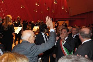 Il Presidente Giorgio Napolitano saluta i presenti al termine del Concerto diretto dal Maestro Claudio Abbado all'Auditorium del Parco de L'Aquila