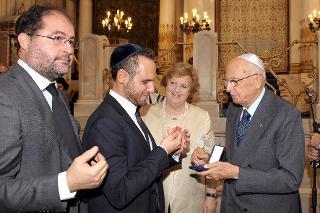 Il Presidente Giorgio Napolitano durante la consegna della Medaglia d'Oro a ricordo della "Vittima del Terrorismo" Stefano Gaj Taché al fratello Gadiel, in occasione della cerimonia in ricordo del 30° anniversario dell'attentato alla Sinagoga