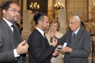 Il Presidente Giorgio Napolitano consegna la Medaglia d'Oro a ricordo della "Vittima del Terrorismo" Stefano Gaj Taché al fratello Gadiel in occasione della cerimonia in ricordo del 30° anniversario dell'attentato alla Sinagoga