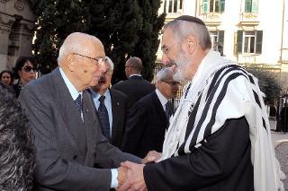 Il Presidente Giorgio Napolitano accolto dal Rabbino Capo della Comunità Ebraica di Roma al suo ingresso nel Tempio Maggiore in occasione della cerimonia per il 30° anniversario dell'attentato alla Sinagoga