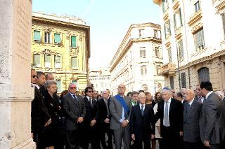 Il Presidente Giorgio Napolitano in raccoglimento davanti alla lapide in ricordo delle vittime dell'attentato del 9 ottobre 1982 alla Sinagoga