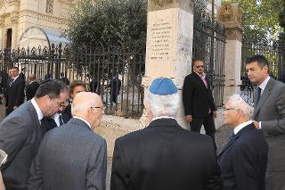 Il Presidente Giorgio Napolitano davanti alla lapide in ricordo delle vittime dell'attentato del 9 ottobre 1982 ala Sinagoga