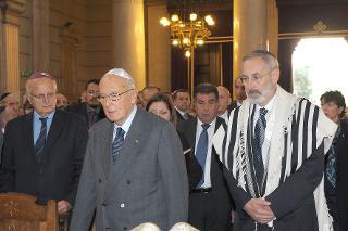 Il Presidente Giorgio Napolitano con Riccardo Di Segni, Rabbino Capo della Comunità Ebraica di Roma al suo ingresso nel Tempio Maggiore in occasione della cerimonia in ricordo del 30° anniversario dell'attentato alla Sinagoga