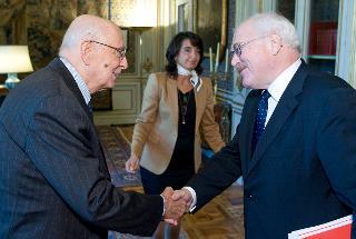 Il Presidente Giorgio Napolitano accoglie Marcello Cardani, Presidente dell'Autorità per le Garanzie nelle Comunicazioni, in occasione dell'incontro con i componenti l'Autorità