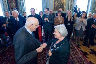 Il Presidente Giorgio Napolitano saluta Laurana Lajolo, Presidente dell'Associazione Davide Lajolo, al termine dell'incontro con una delegazione di partecipanti al convegno promosso in occasione del centenario della nascita di Davide Lajolo