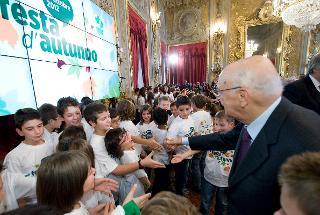 Il Presidente Giorgio Napolitano saluta gli studenti che hanno partecipato alla ventesima edizione del Concorso Nazionale &quot;Immagini per la Terra&quot;, promosso da Green Cross Italia, nell'ambito della &quot;Festa d'Autunno&quot;