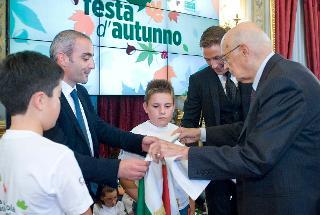 Il Presidente Giorgio Napolitano consegna la Bandiera Nazionale agli studenti della scuola di Monterosso, colpita dall'alluvione dello scorso anno