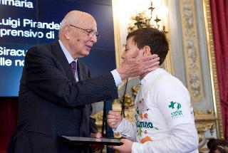 Il Presidente Giorgio Napolitano nel corso della premiazione dei vincitori della ventesima edizione del Concorso Nazionale &quot;Immagini per la Terra&quot;, promosso da Green Cross Italia, nell'ambito della &quot;Festa d'Autunno&quot;